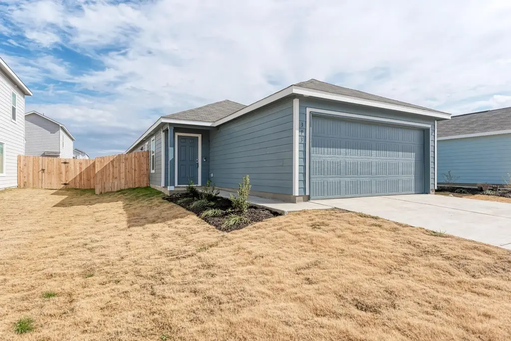 313 Marty Allen Loop, Jarrell