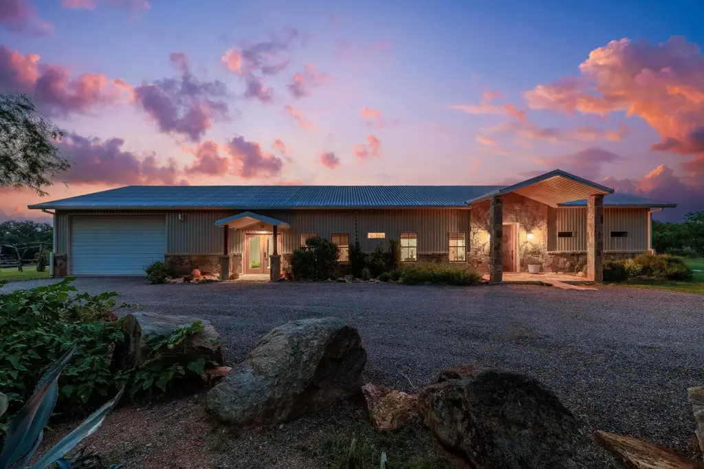 3724 Ranch Road 3347, Round Mountain