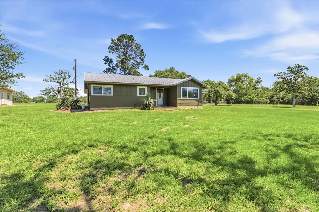 4296 State Highway 304, Rosanky