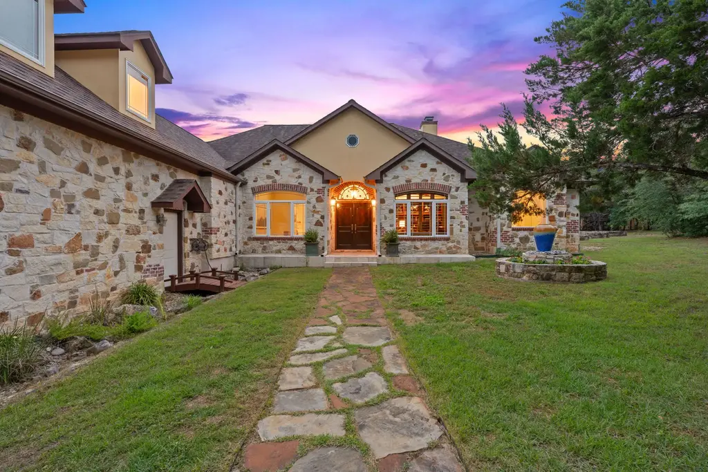 8121 Bluff Trail, Austin