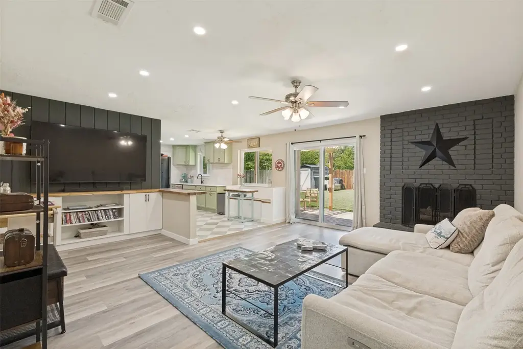 2404 Bending Trail, Austin