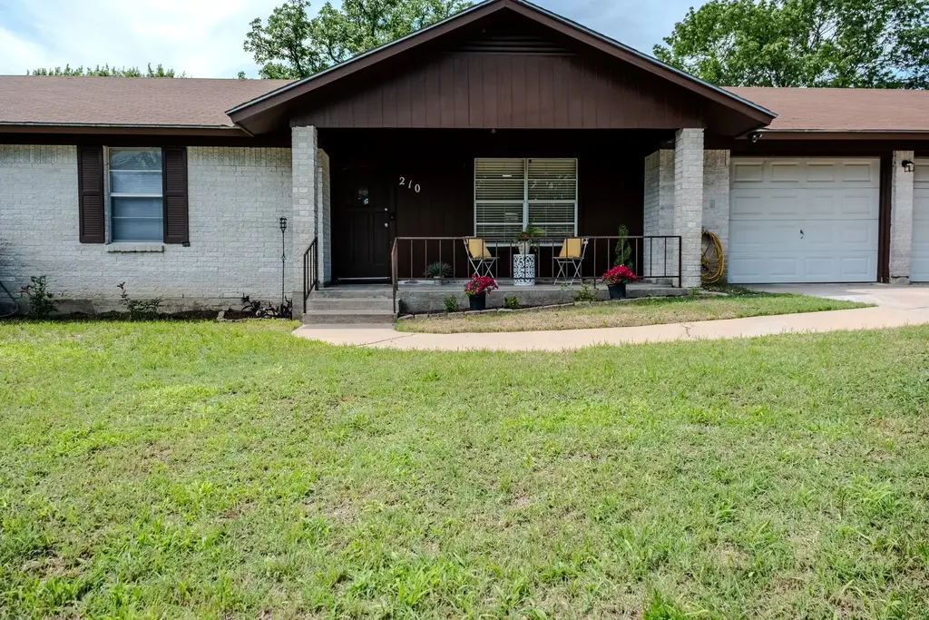 210 Loesch Drive, Elgin