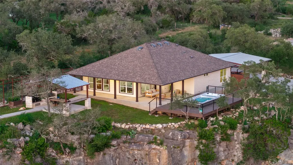 1104 Cliffview Drive, Spicewood