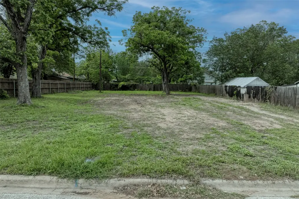 809 E Fannin Street, Luling