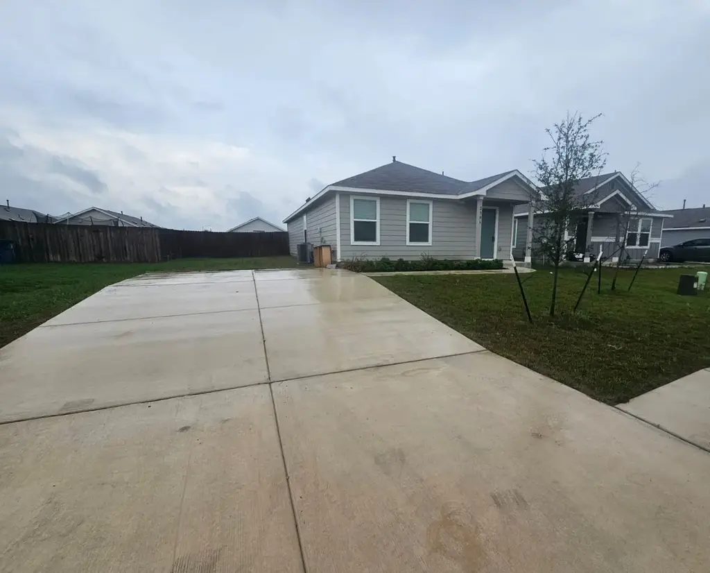 2306 Tornado Alley, Lockhart