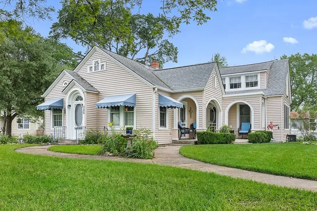 326 Centennial Street, Carmine