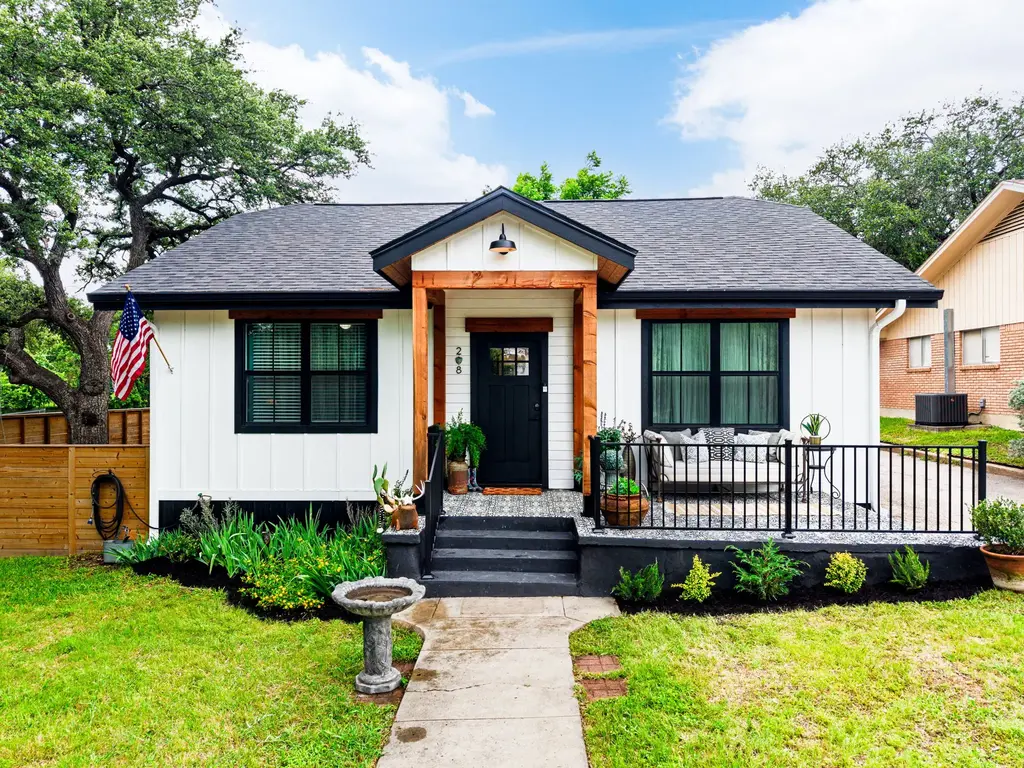 208 S Spring Street, Lampasas