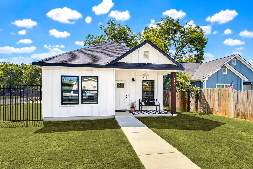 303 Pine Avenue, Luling