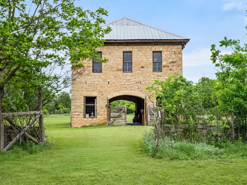 426 E Ranch Road 962 East, Round Mountain