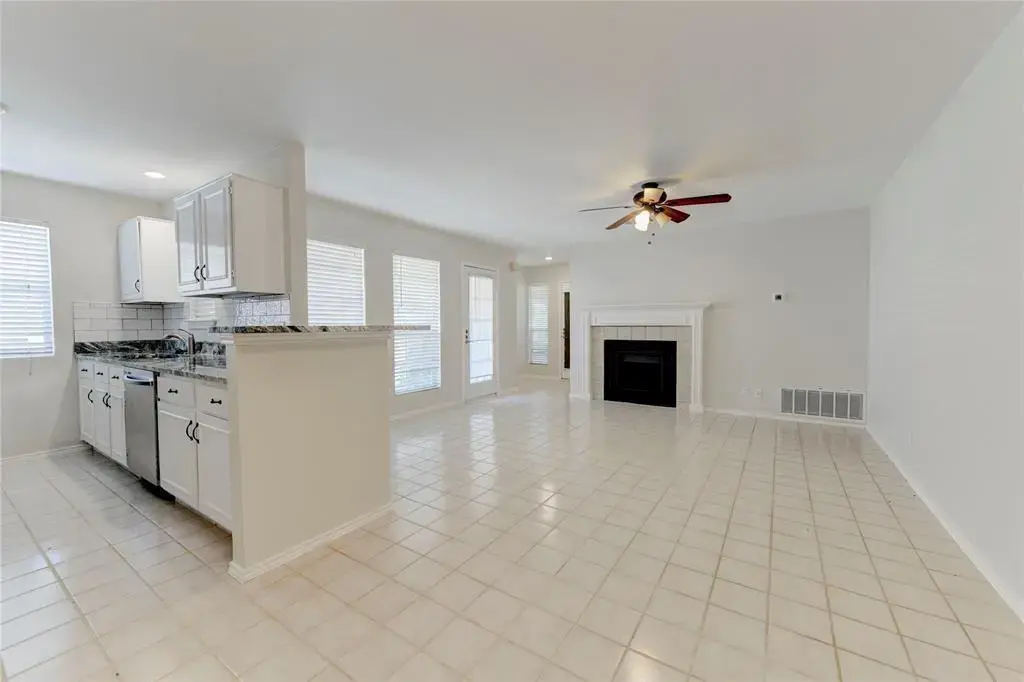 359 Fantail (a&b) Loop, Austin