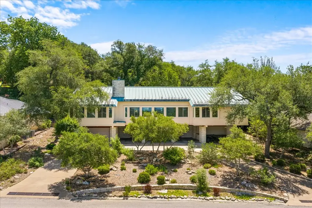 405 Valley View Drive, La Grange