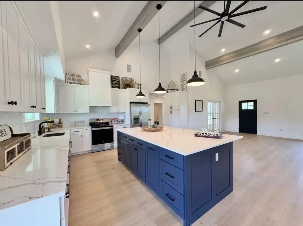 1300 Private Road 7037, Lexington