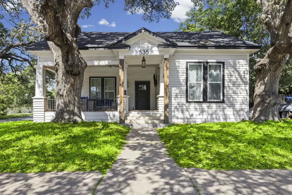 535 S Main Street, Lockhart