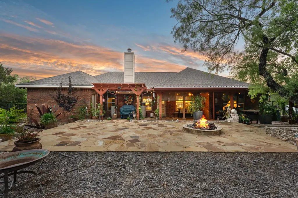 207 Cove Creek Drive, Spicewood
