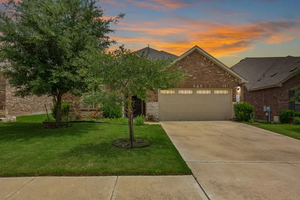 1916 Elaina Loop, Leander