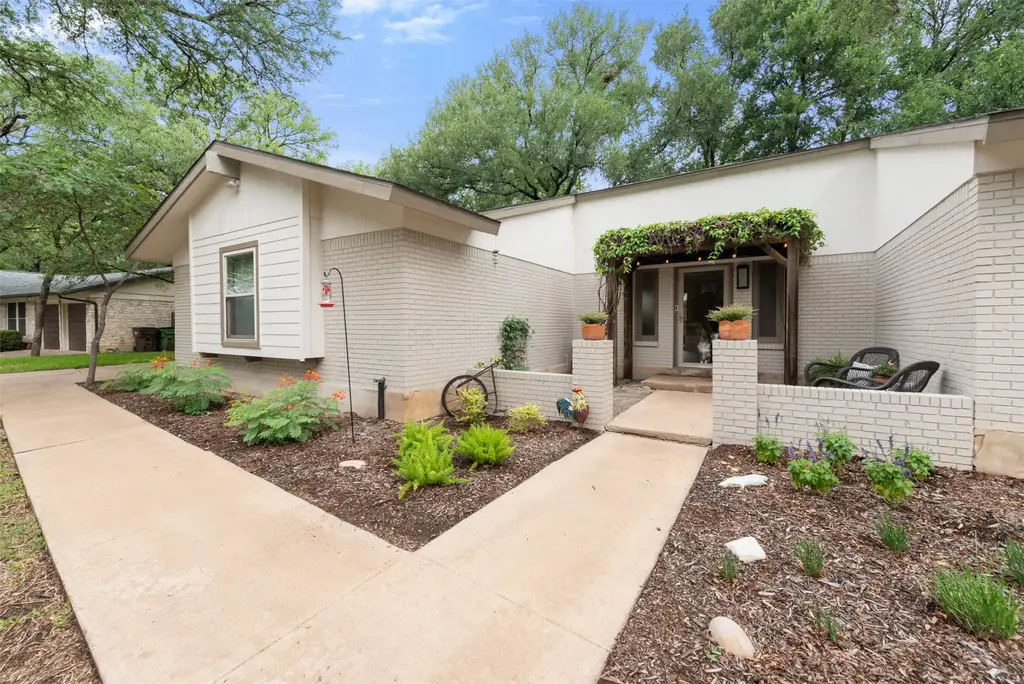 302 S Lake Creek Drive, Round Rock