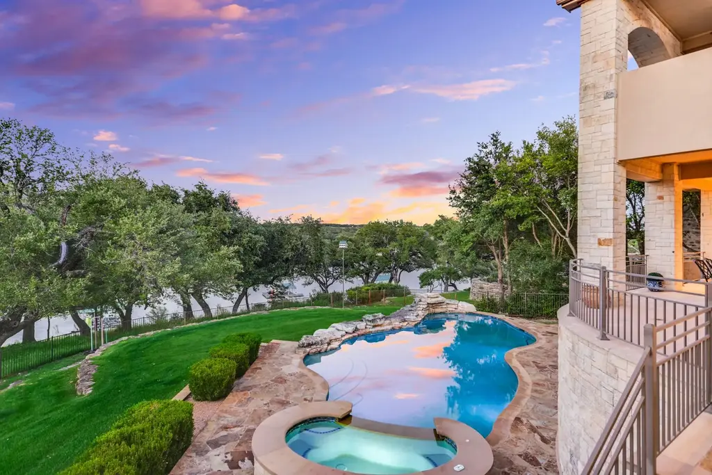 3004 Travis Lakeside Drive, Spicewood