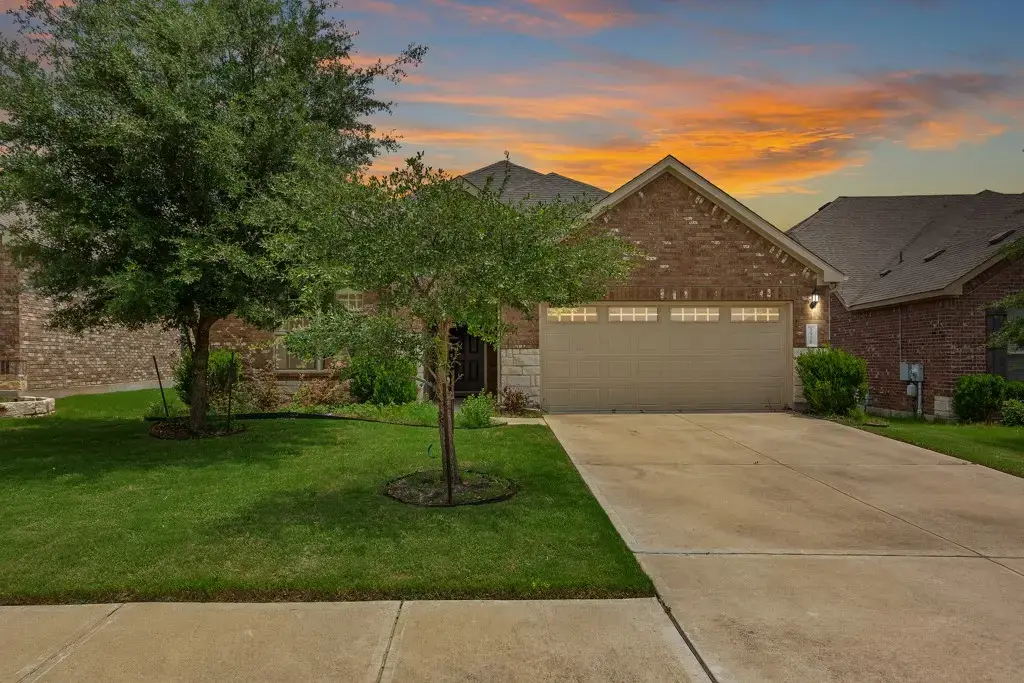1916 Elaina Loop, Leander