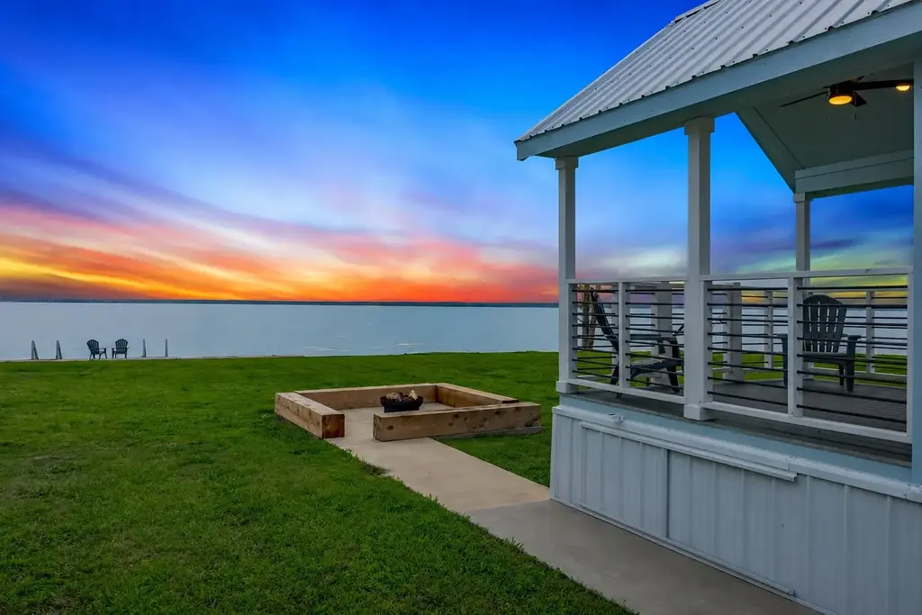 6448 Peninsula Road, Kerens