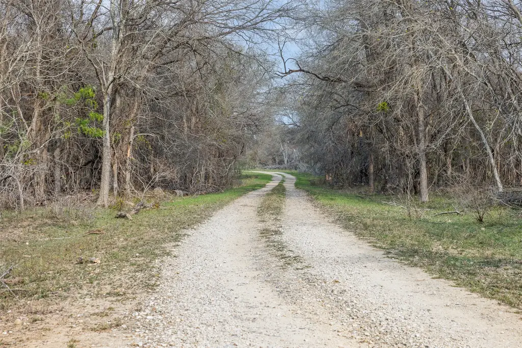 1144 Treetop Lane, Luling