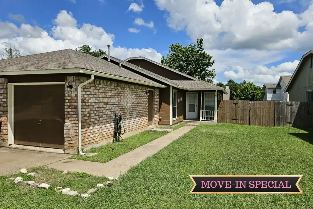 805 Lexington Road B, Elgin