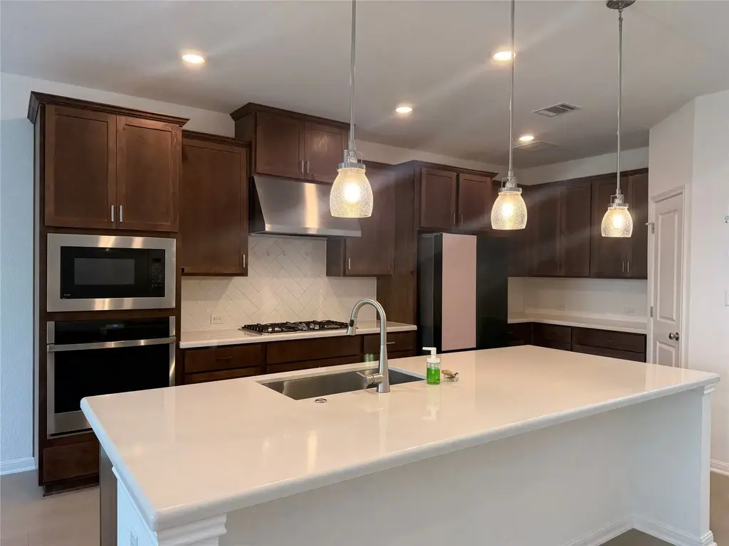628 Leeward Pass, Leander