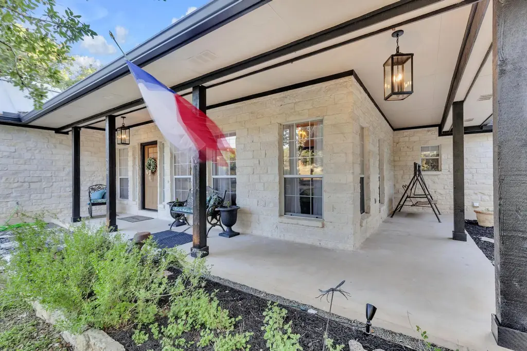 206 S Cowal Drive, Spicewood