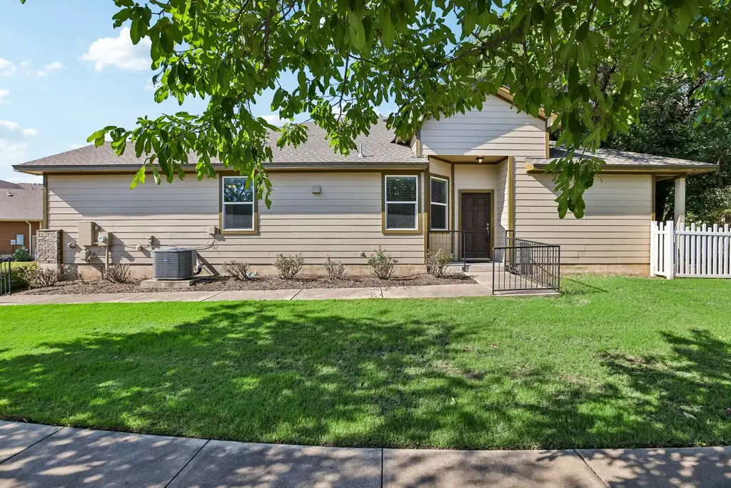 711 Rolling Oak Drive 100, Round Rock