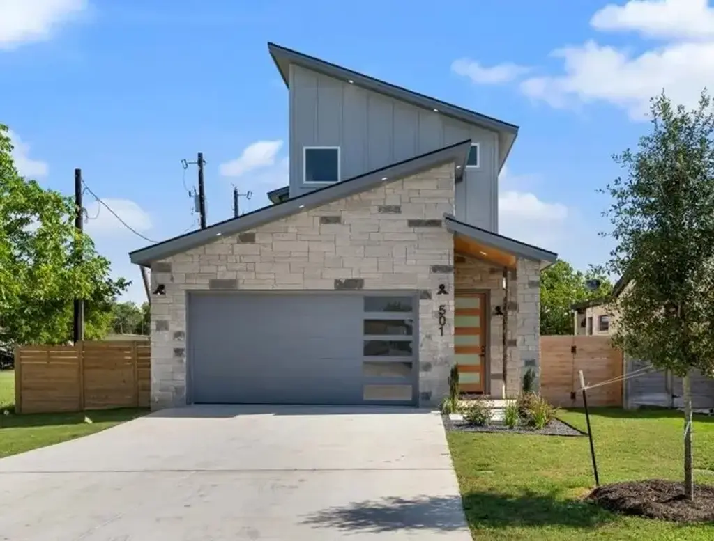 501 E Burton Street, Manor