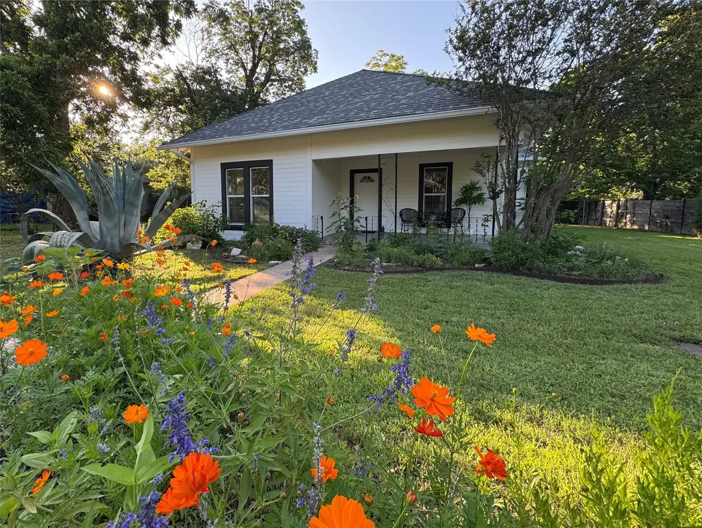 302 E Brenham Street, Elgin