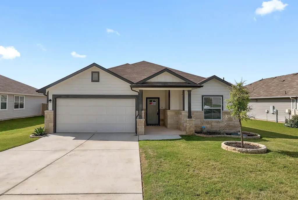 413 Hunter Loop, Bertram