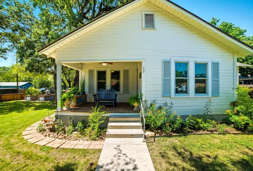 508 S Vandeveer Street, Burnet
