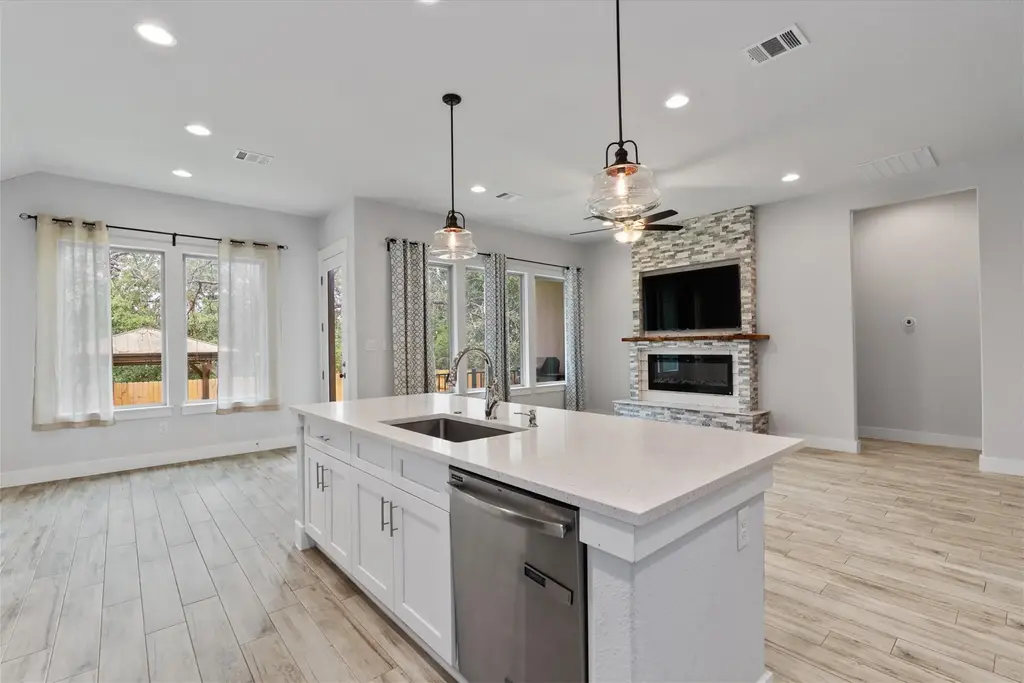 941 Del Raphael Drive, Leander