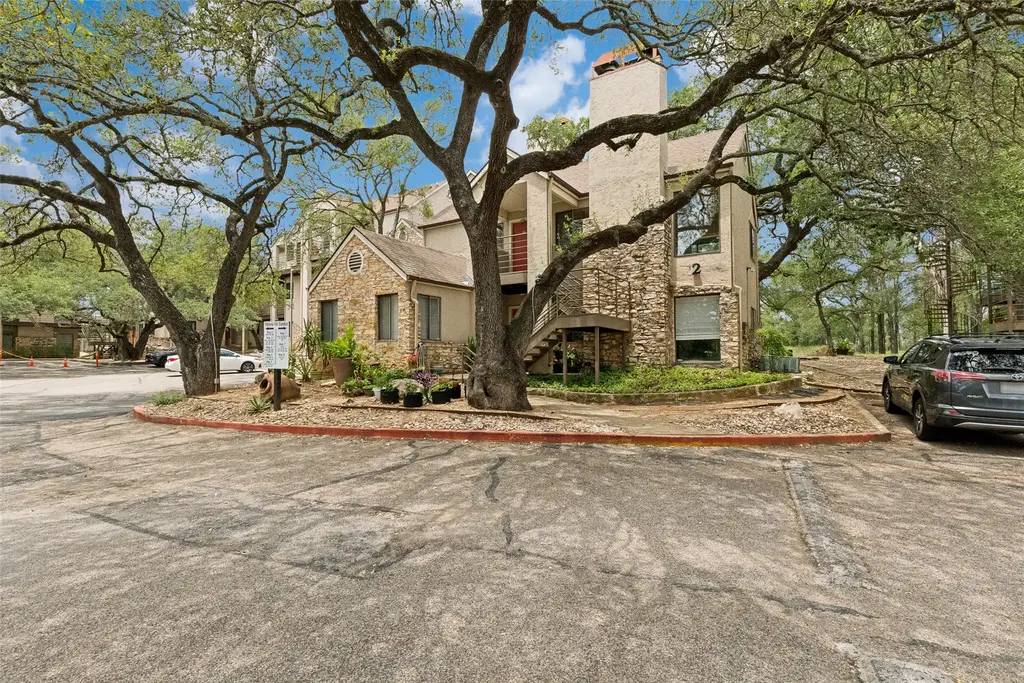 6810 Deatonhill Drive 204, Austin