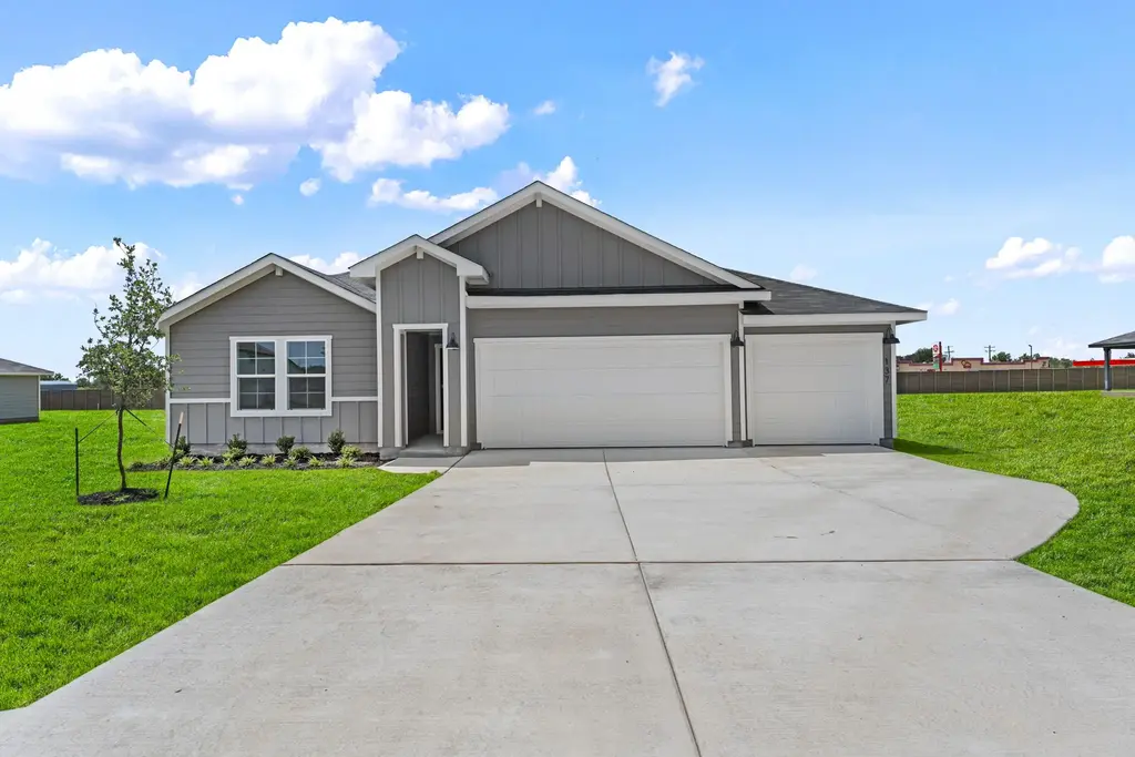 137 Union Pacific Drive, Cedar Creek