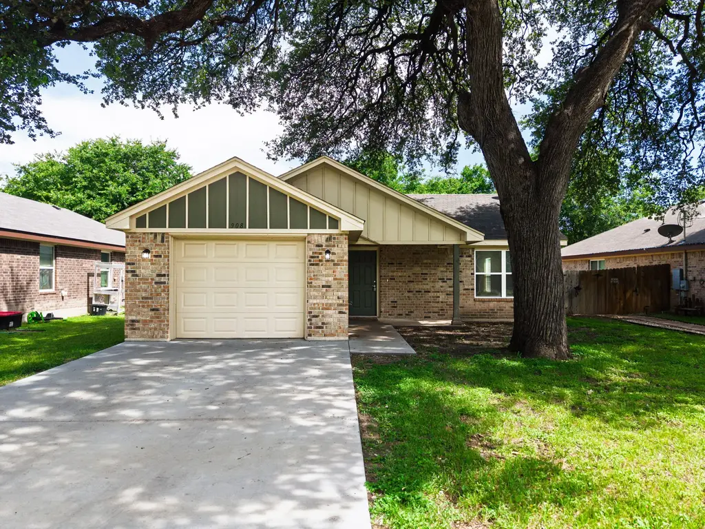 908 E Avenue B, Lampasas