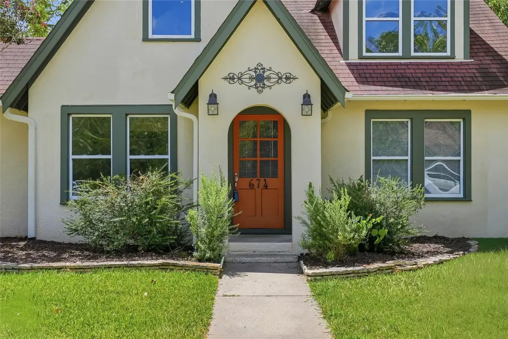674 E Walnut Street, La Grange
