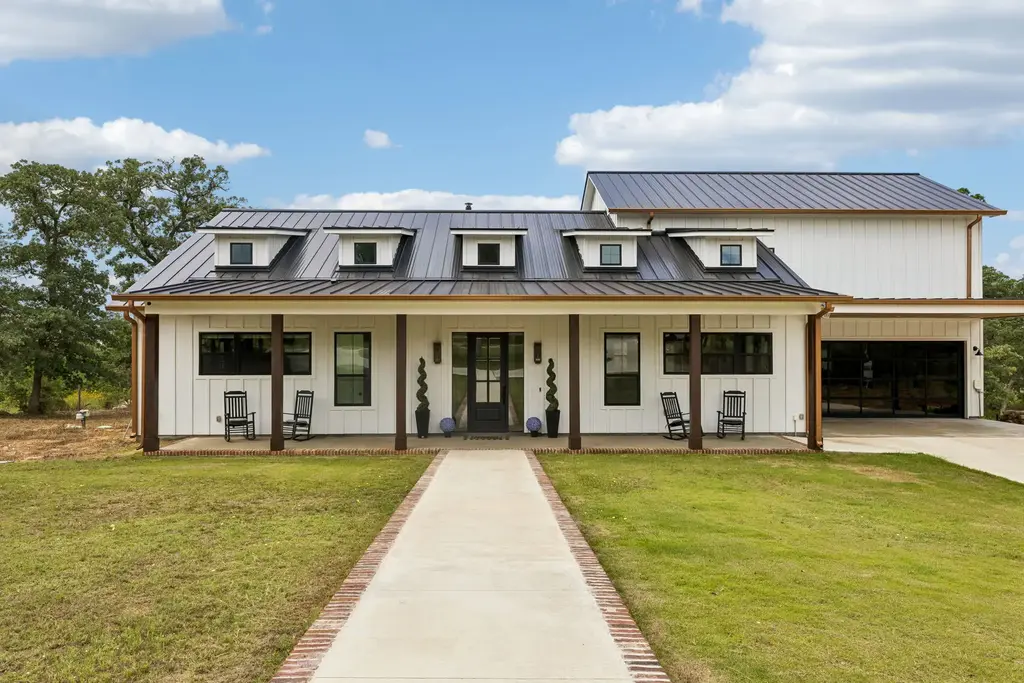 143 W Tanglebriar Court, Bastrop