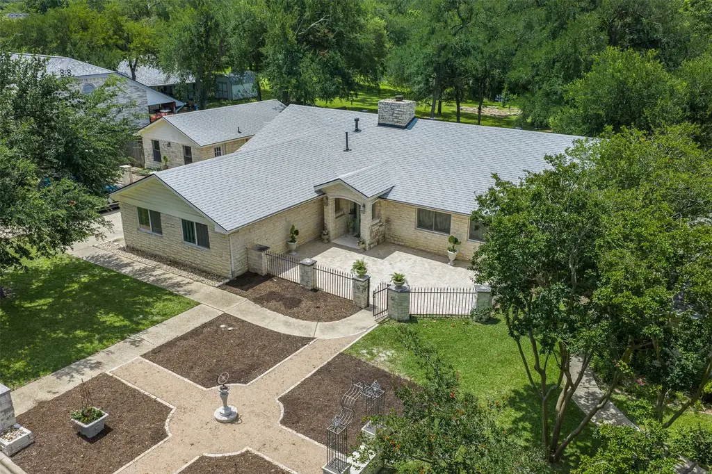 1102 N Avenue F Avenue, Elgin