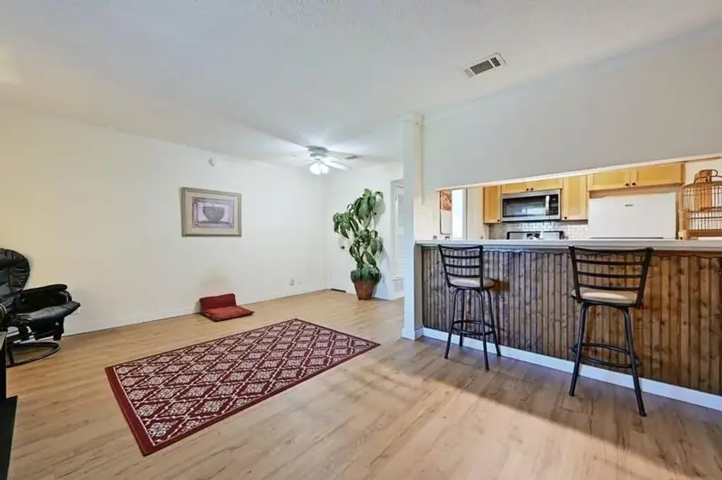 711 Eberhart Lane 106, Austin