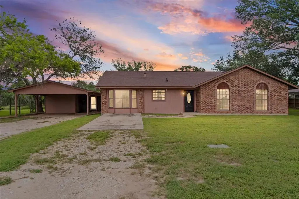 650 W Austin Road, Luling