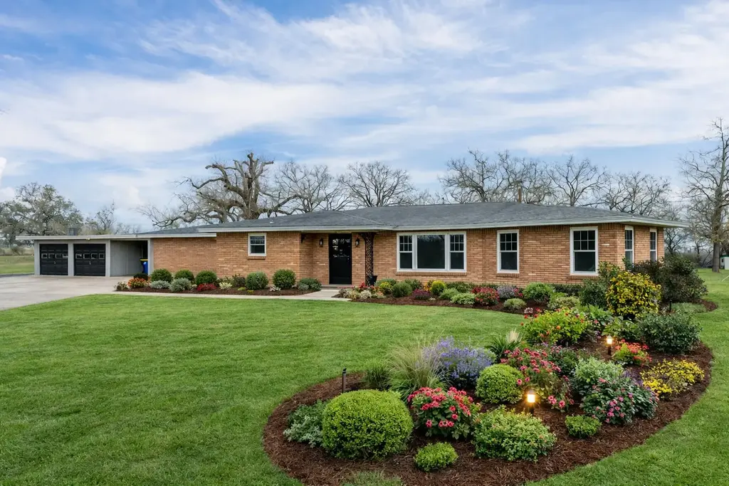3534 E Hwy 90 A East Hill, Gonzales