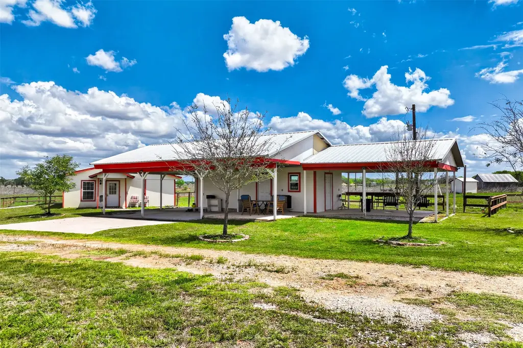 1763 N Fm 108, Smiley