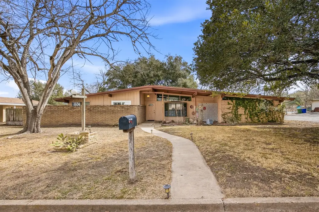 1604 Gardien Street, Gonzales