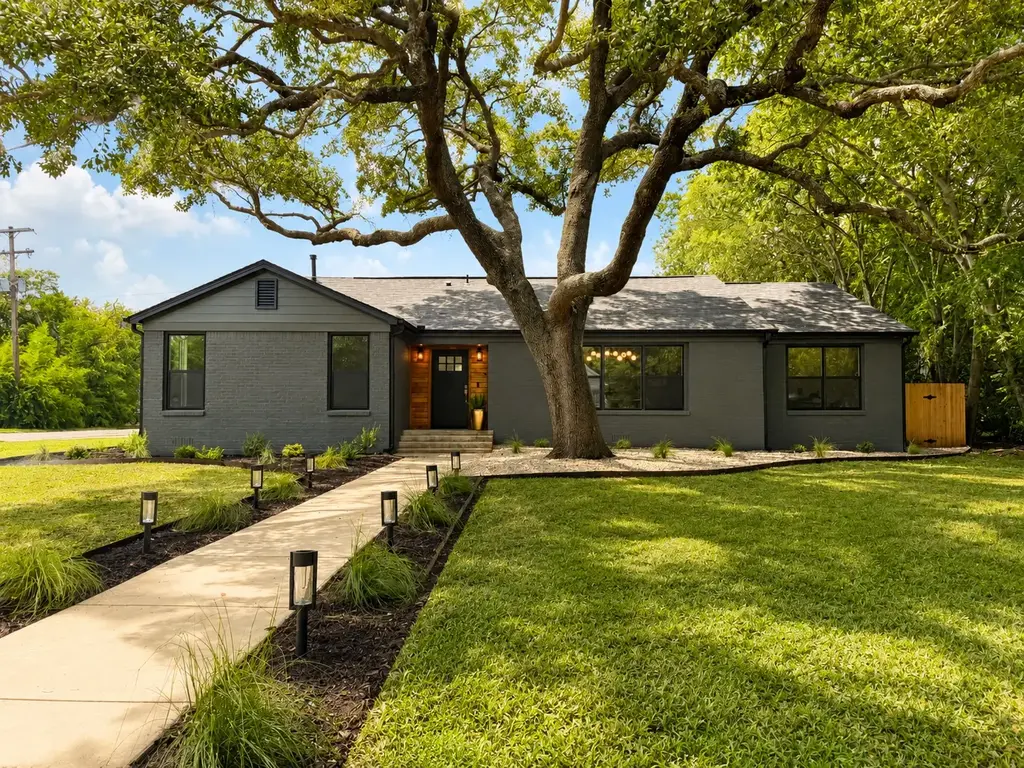 1200 Spruce Street, Lockhart