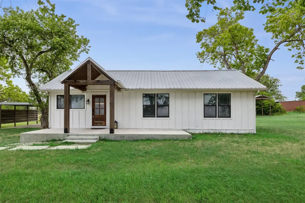 5530 Us Highway 90a W, Shiner