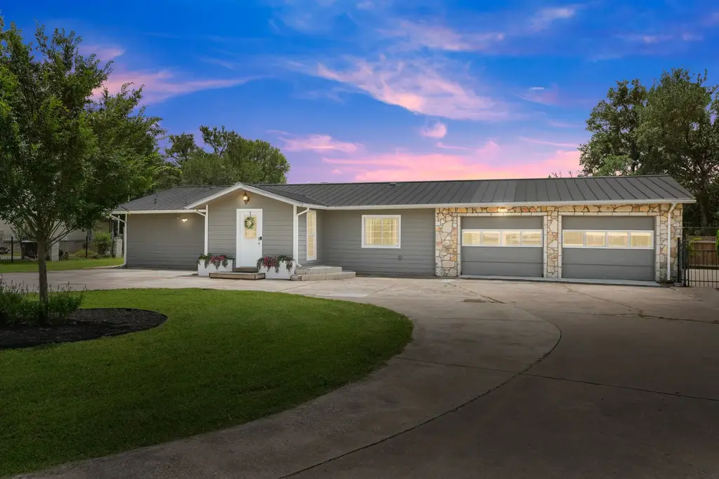 9725 Bock Road, Buda