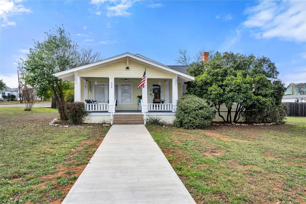 909 Flag Street, Llano