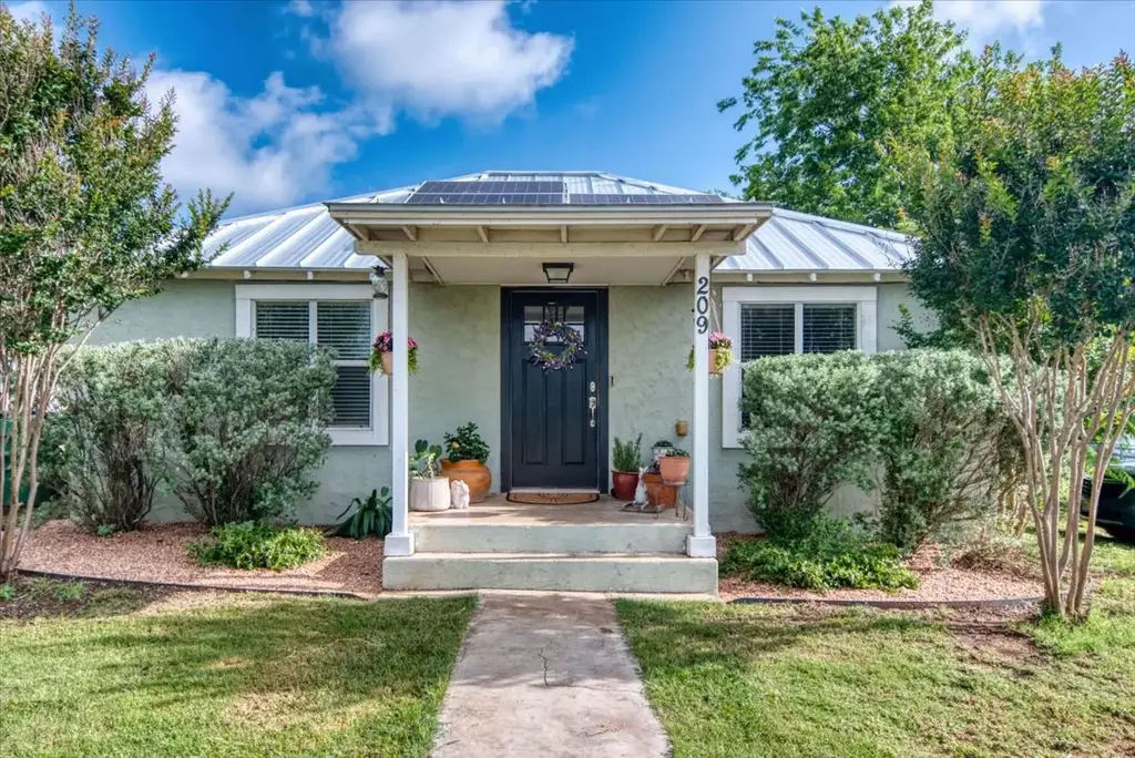 209 E Houston Street, Llano