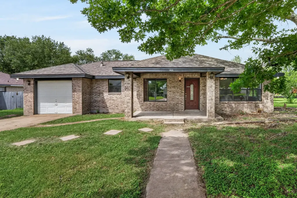 903 Travis Street, Lockhart